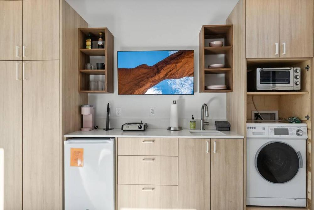 Unique Design 2-bedroom Apartment - 80 Walkscore!